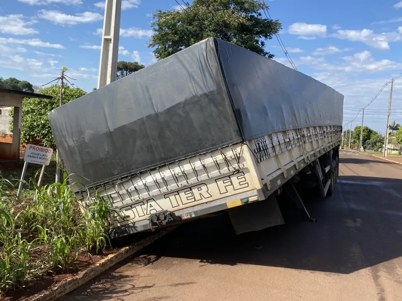 Asfalto cede e carreta afunda em rua de Mercedes