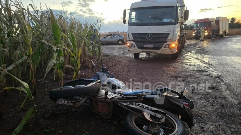 Motociclista fica gravemente ferido após colisão com caminhão no interior de Marechal Rondon