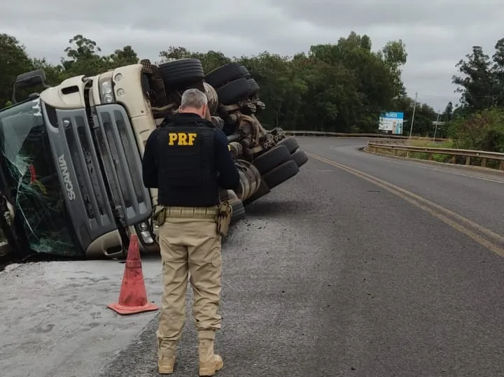 Carreta tomba na Ponte Ayrton Senna e uma pessoa fica ferida