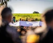 Rodovia Guaíra/Terra Roxa segue interditada por indígenas: não há previsão de liberação