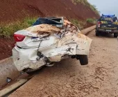 Carro de Mercedes fica destruído em acidente na BR-163