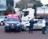 Viatura da GM avança preferencial e colide com carro conduzido por homem sem CNH em Toledo
