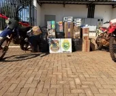 Polícia apreende motos e carga de eletrônicos contrabandeados, em Guaíra