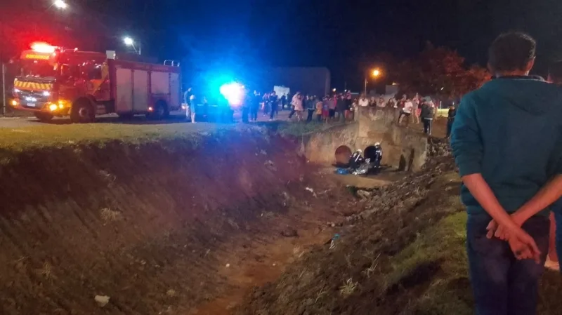 Motociclista é lançado dentro de córrego após violenta batida em Guaíra