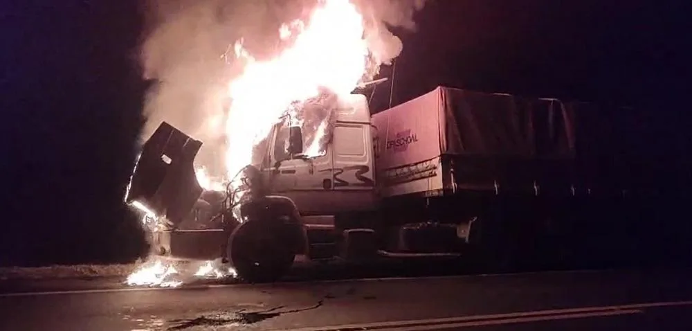 Carreta com placas de Nova Santa Rosa pega fogo na BR-277