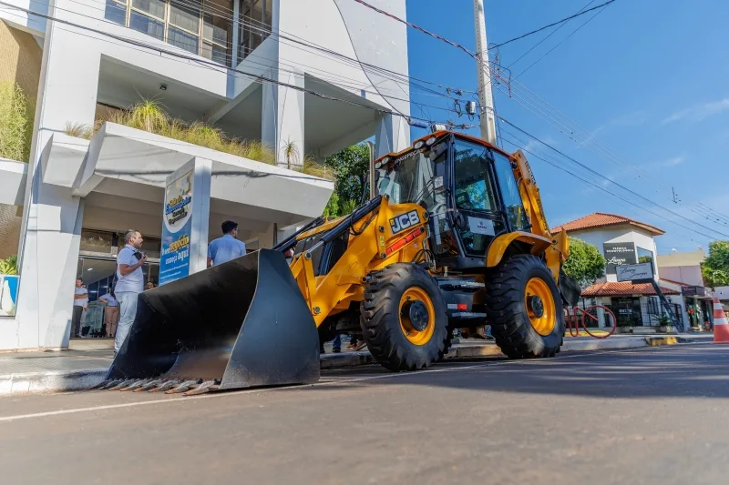 Guaíra recebe nova retroescavadeira do Deputado Sperafico