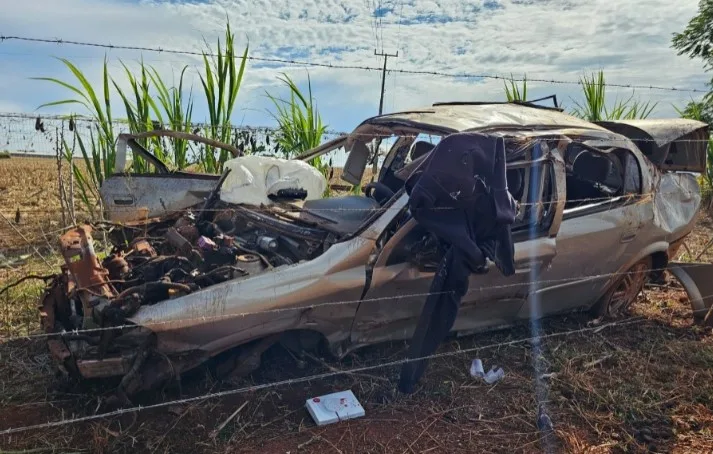 Motorista é lançado para fora de veículo e morre em capotamento em Toledo