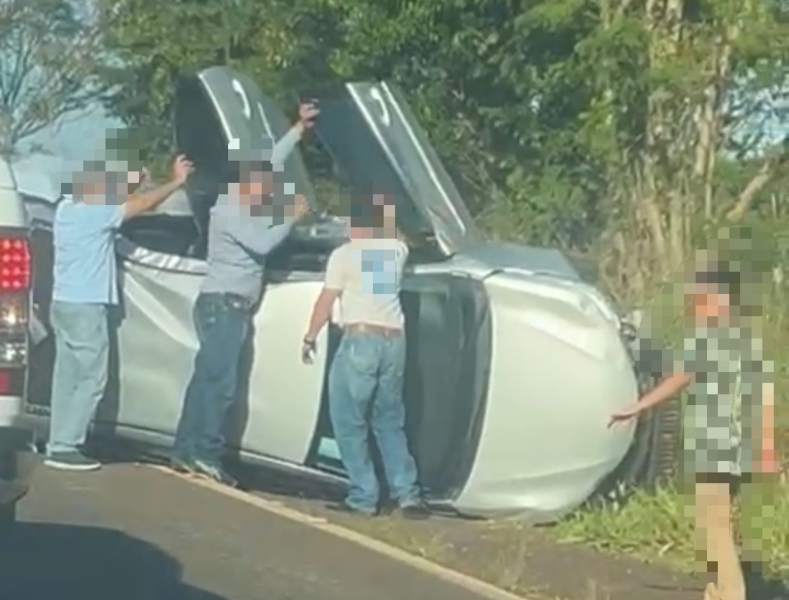 Capotamento entre Guaíra e Terra Roxa deixa três feridos