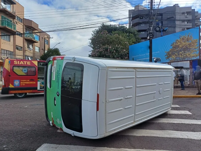 Van da Saúde tomba após colisão em cruzamento no Centro de Toledo