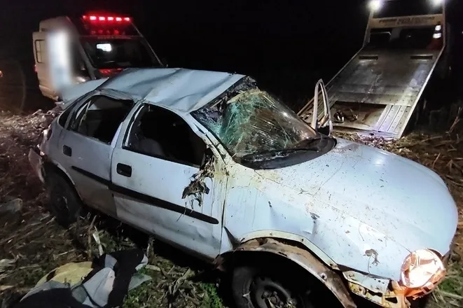 Carro capota em tentativa de fuga da PM em Nova Santa Rosa