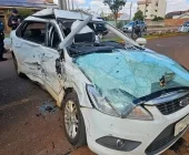Carro é arrastado por caminhão em forte batida, em Toledo
