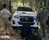 Hilux furtada é localizada pela polícia em meio a mata, em Guaíra