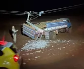 Caminhão colide em poste no interior de Mercedes e motorista é preso