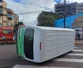 Van da Saúde tomba após colisão em cruzamento no Centro de Toledo