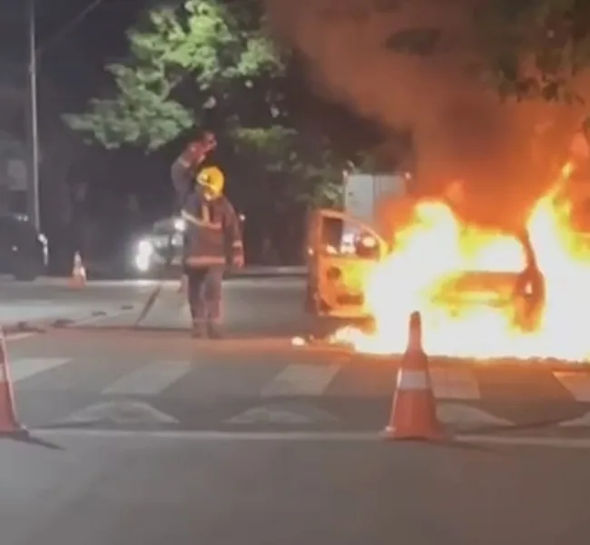 Veículo é destruído por incêndio em Toledo