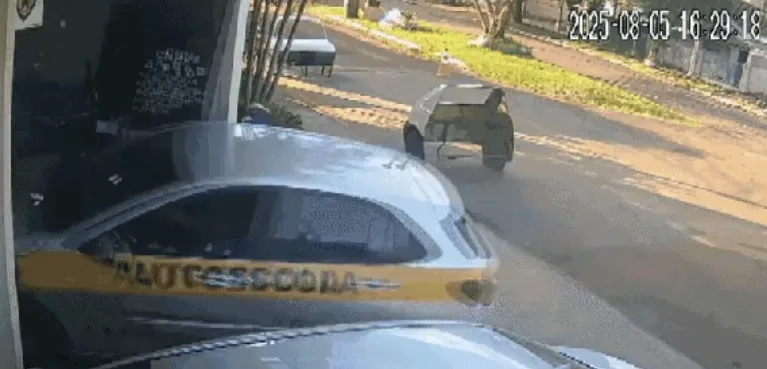 Aluna invade autoescola com carro enquanto tentava fazer baliza, no Paraná