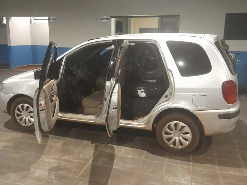 Carro carregado com pneus é apreendido pela Guarda Municipal de Guaíra