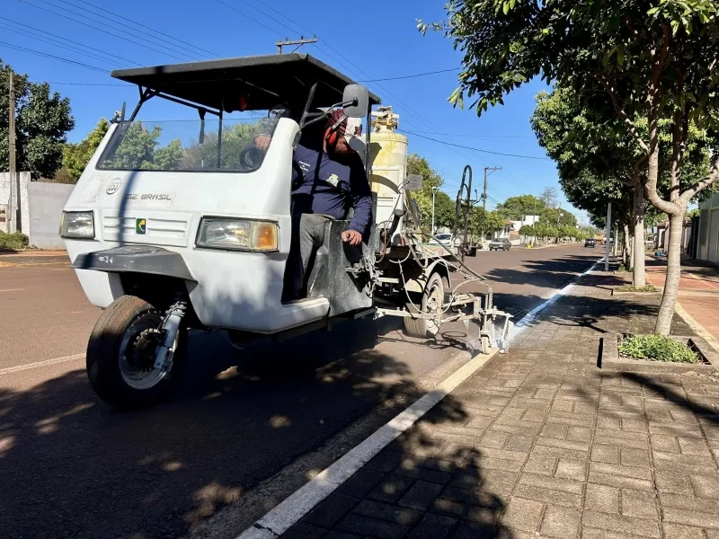 Mercedes inicia pintura de meios-fios e faixas em ruas