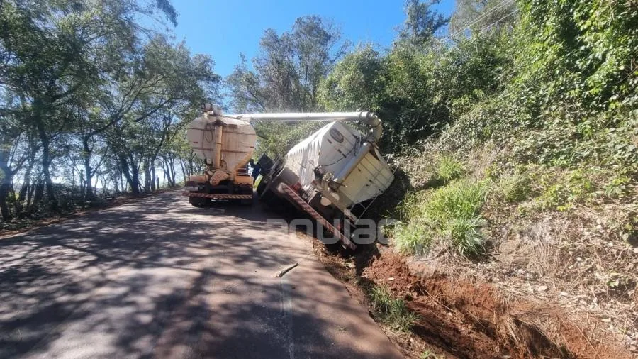 Caminhão de ração tomba na rodovia entre Marechal e Margarida