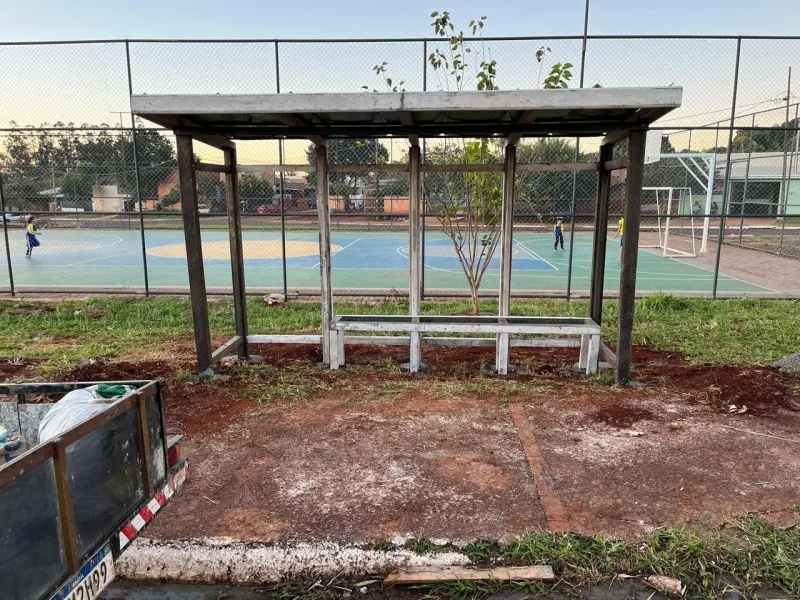 Prefeitura de Guaíra inicia instalação de novos abrigos de passageiros de ônibus