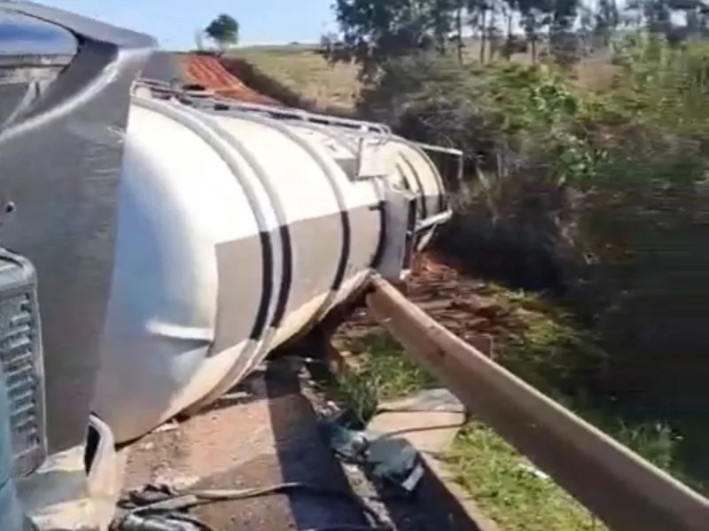 Carreta de combustível tomba na BR-163 entre Guaíra e Mundo Novo