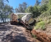 Caminhão de ração tomba na rodovia entre Marechal e Margarida