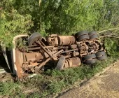 Carreta carregada com cigarros tomba na BR-163 entre Mercedes e Guaíra