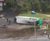 Acidente entre carretas e ônibus de saúde no Paraná deixa mortos e vários feridos