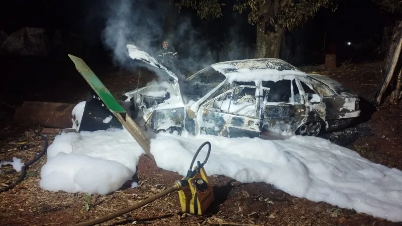 Carro pega fogo após colidir com placa em Guaíra