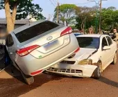 Um sobre o outro: Colisão entre dois carros chama atenção em Nova Santa Rosa