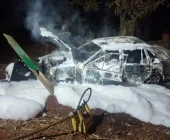 Carro pega fogo após colidir com placa em Guaíra