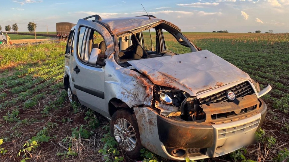 Mulher fica ferida após capotamento de carro na PR-182, entre Maripá e Toledo