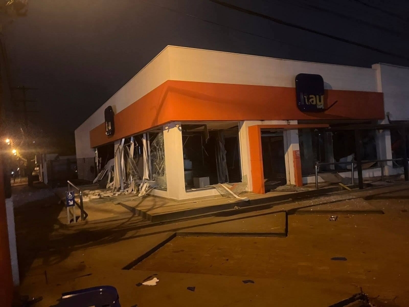 Criminosos explodem agência bancária e Katueté e trocam tiros com a polícia paraguaia