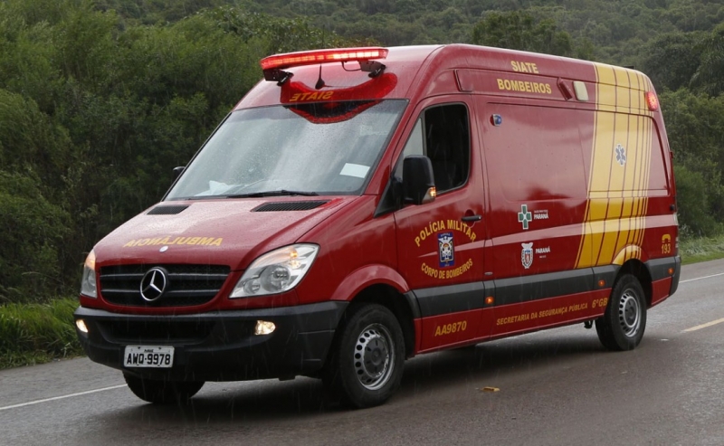 Criança que se afogou em piscina de resort na região morre no hospital