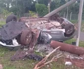 Carro brasileiro capota e atinge poste em avenida de Salto del Guairá - Paraguai