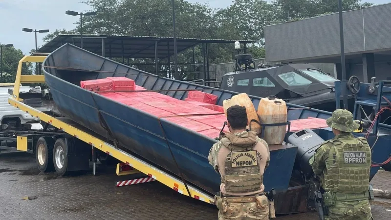Embarcação e caminhão com cigarros são apreendidos em porto clandestino de Guaíra