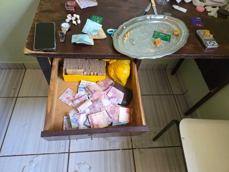 Polícia Civil prende homem procurado por homicídio e tráfico de drogas em Guaíra