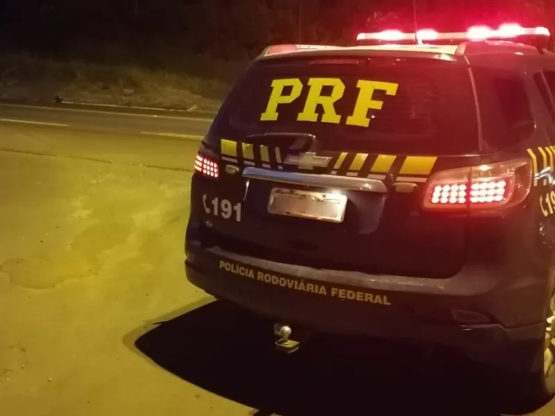 PRF aborda carro com casal e criança em Guaíra e localiza haxixe