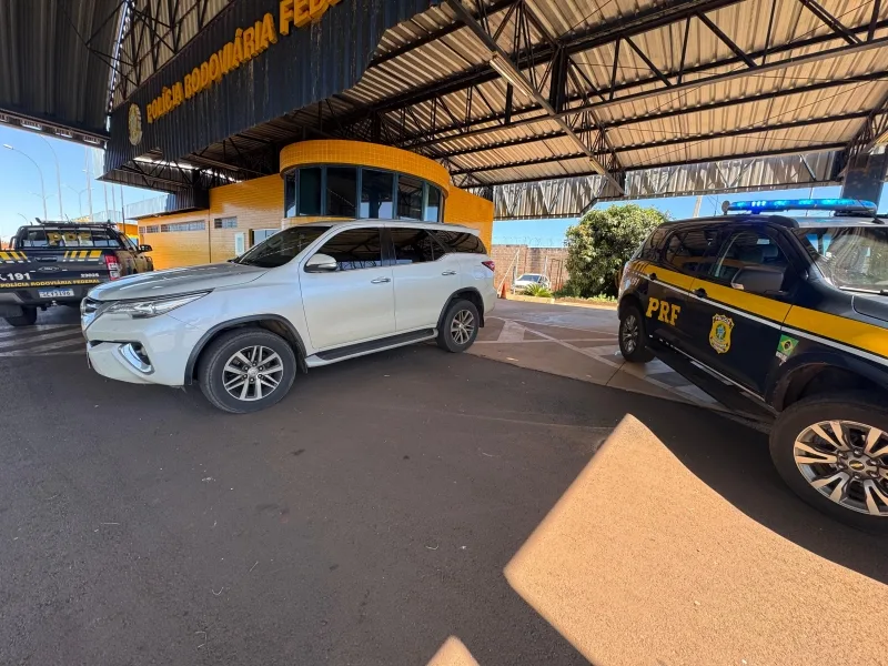 Após perseguição por ruas de Guaíra, PRF recupera Hilux roubada