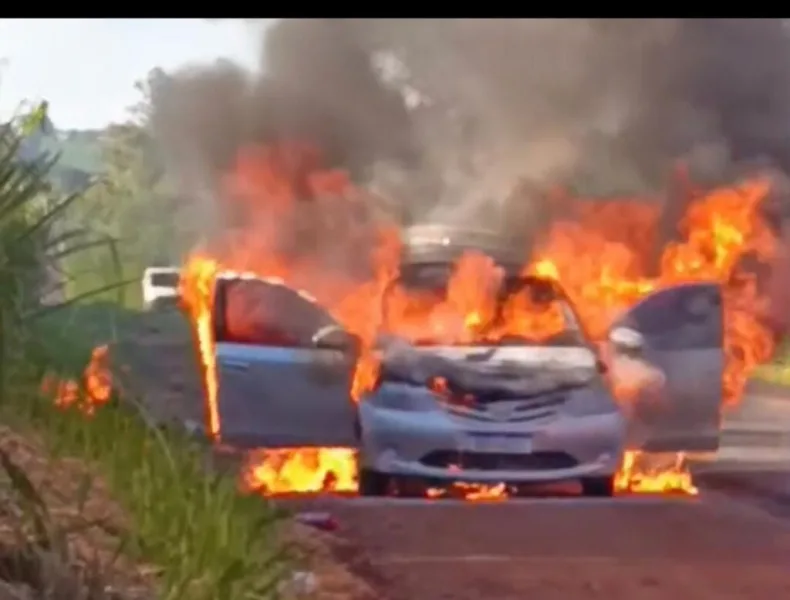 Carro pega fogo próximo à ponte do Rio Piquiri; mãe e filha saem ilesas