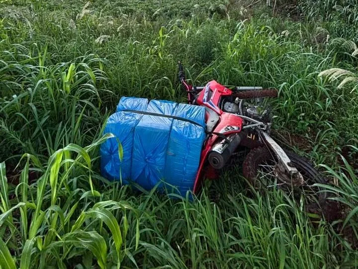 Moto transportando caixas de cigarros é apreendida em Guaíra