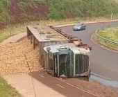 Carreta tomba próximo ao Portal de Marechal Rondon