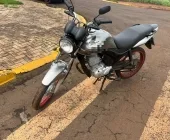 Motociclista é socorrido pela ambulância após batida em Mercedes