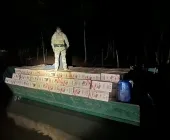 Homem é preso com barco carregado com 400 caixas de cigarros em Guaíra