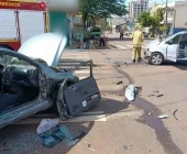Bombeiros cortam porta para retirar idosa presa nas ferragens após colisão no Centro de Toledo