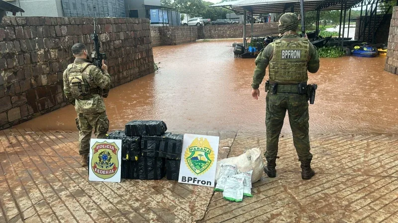 Polícia apreende drogas e agrotóxicos contrabandeados em porto cladestino em Guaíra