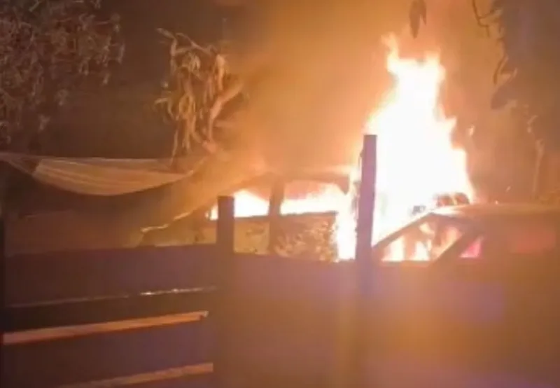 Carro é destruído por incêndio em Guaíra