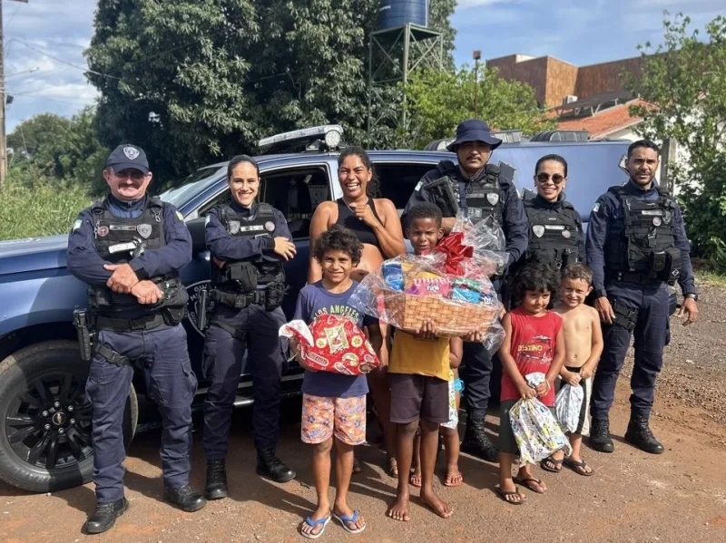 Guarda Municipal de Guaíra atende pedido de cartinha de Natal e presenteia menino