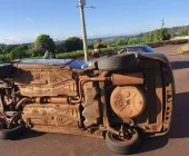 Carro tomba após batida em trevo de Marechal Rondon