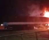 Carreta fica destruída após pegar fogo na BR-163 próximo ao acesso ao Paraguai